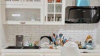 Mendiang Vanessa Angel ternyata punya dapur yang tak kalah keren. Didominasi warna putih, dapur ini menjadi saksi perjuangan Vanessa dan Bibi saat berjualan kebab. Lengkap dan terorganisir, terlihat sekali dapurnya sering digunakan untuk memasak. Foto: Istimewa