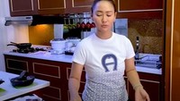 Selain menjadi biduan terkenal, Inul Daratista layaknya ibu rumah tangga biasa di rumah. Memasak dan mengurus suami serta anak menjadi kegiatan rutinnya. Warna cokelat dan putih membuat dapur Inul Daratista ini terlihat sederhana namun elegan. Foto: Istimewa