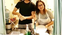 Ibu dari Kevin Aprilio, Memes, seorang penyuka desain bergaya neo classic. Dibalut dengan nuansa putih dan tirai hijau, dapur yang sederhana ini justru terlihat begitu nyaman. Foto: Istimewa