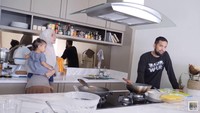 Pasangan yang berawal dari sinetron Cinta Fitri, Shireen Sungkar dan Teuku Wisnu kerap membagikan konten memasak di dapur rumahnya. Dilapisi meja marmer, dapur Shireen Sungkar tampak begitu classy. Foto: Istimewa