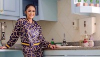 Beberapa kali diperlihatkan dalam unggahan video YouTube, dapur di rumah Krisdayanti didominasi warna biru muda. Tak terlalu banyak peralatan masak, dapur milik ibunda dari Aurel Hermansyah ini begitu elegan. Foto: Istimewa