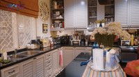 Tak kalah dengan sang anak, Rieta Amalia juga punya dapur yang mewah. Jika dapur Nagita Slavina cenderung lebih simpel, dapur milik Rieta Amalia terlihat sangat lengkap peralatan memasaknya. Didominasi warna serba putih dan krem, dapurnya begitu mewah. Foto: Istimewa