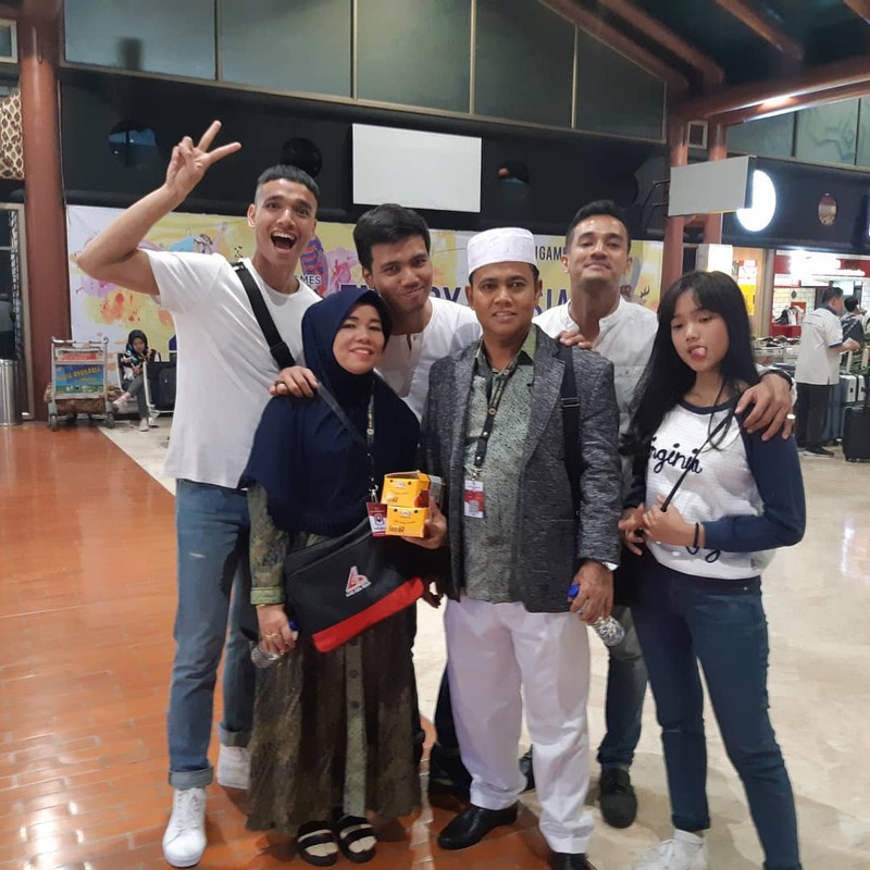 Gaya Keren 3 Adik Bibi Ardiansyah Saat Lagi Asyik Kulineran