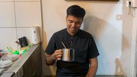 Berawal dari Ngidam jadilah Keajaiban @kebabngidam, tulis Frans di keterangan foto. Ia nampak antusias mengembangkan bisnisnya ini. Foto: Instagram fransfaisal_