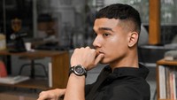 Kalau ini pose keren Fadly Faisal, adik nomor dua Bibi Ardiansyah saat ngopi. Saat ini Fadly eksis di Instagram dengan followers mencapai 1,2 juta! Foto: Instagram fadlyfsl_