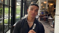 Pria bertubuh sixpack ini sekali-sekali memanjakan diri dengan makan kue enak. Pilihannya jatuh pada red velvet cake buatan kafe kekinian. Foto: Instagram fadlyfsl_