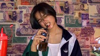 Wanita 19 tahun ini sekarang disibukkan dengan kegiatan merawat Gala. Ia dengan senang hati merawat Gala yang memang sudah dekat dengan dirinya sejak kecil. Foto: Instagram fuji_an