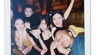 Dekat dengan kakak-kakaknya, termasuk Vanessa Angel, begini keseruan Fuji saat santai di kafe. Foto: Instagram fuji_an