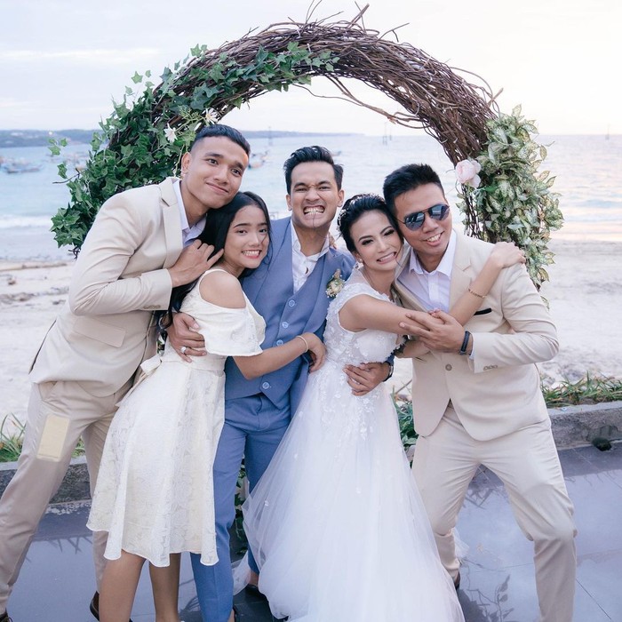 Gaya Keren 3 Adik Bibi Ardiansyah Saat Lagi Asyik Kulineran