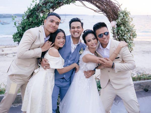 Gaya Keren 3 Adik Bibi Ardiansyah Saat Lagi Asyik Kulineran