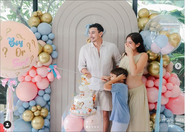 Sayangnya Jessica Iskandar dan Vincent Verhaag sama-sama belum mengumumkan secara resmi apa jenis kelamin bayi yang ada di dalam kandungan Jessica Iskandar. Foto-foto yang dibagikan pun tidak ada yang memperlihatkan secara jelas apa isi balon gender reveal yang telah dipecahkan oleh pasangan tersebut. Foto: Instagram