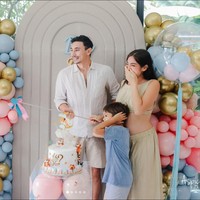 Sayangnya Jessica Iskandar dan Vincent Verhaag sama-sama belum mengumumkan secara resmi apa jenis kelamin bayi yang ada di dalam kandungan Jessica Iskandar. Foto-foto yang dibagikan pun tidak ada yang memperlihatkan secara jelas apa isi balon gender reveal yang telah dipecahkan oleh pasangan tersebut. Foto: Instagram