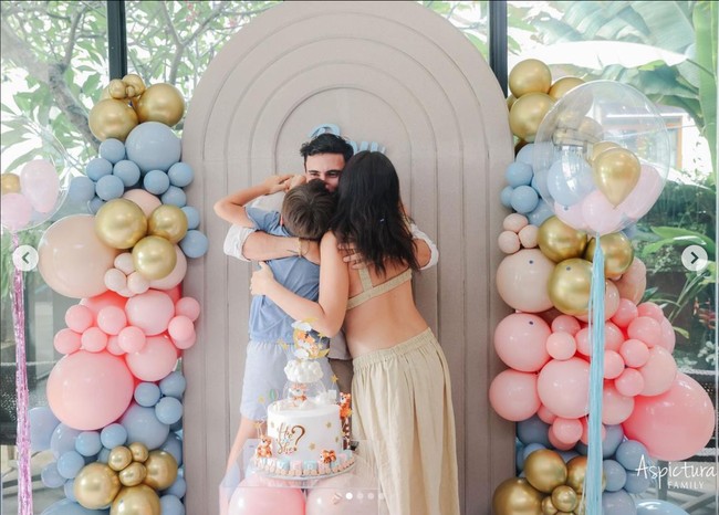 Pada acara gender reveal tersebut, Jessica Iskandar tampil cantik dalam balutan setelan dress berwarna coklat. Atasan crop top yang dikenakannya Jessica membuat baby bump di perutnya pun jelas terlihat. Foto: Instagram