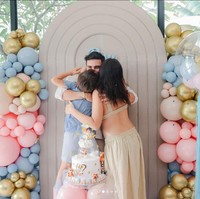Pada acara gender reveal tersebut, Jessica Iskandar tampil cantik dalam balutan setelan dress berwarna coklat. Atasan crop top yang dikenakannya Jessica membuat baby bump di perutnya pun jelas terlihat. Foto: Instagram
