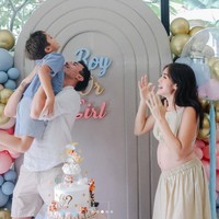 Dalam foto-foto yang dibagikan, raut wajah bahagia tampak jelas terpancar dari Jessica Iskandar, Vincent Verhaag, serta El Barack Alexander yang sebentar lagi akan menjadi seorang kakak. Namun rupanya tak sedikit netizen yang justru jadi salah fokus dan mempertanyakan usia kehamilan Jessica Iskandar. Foto: Instagram