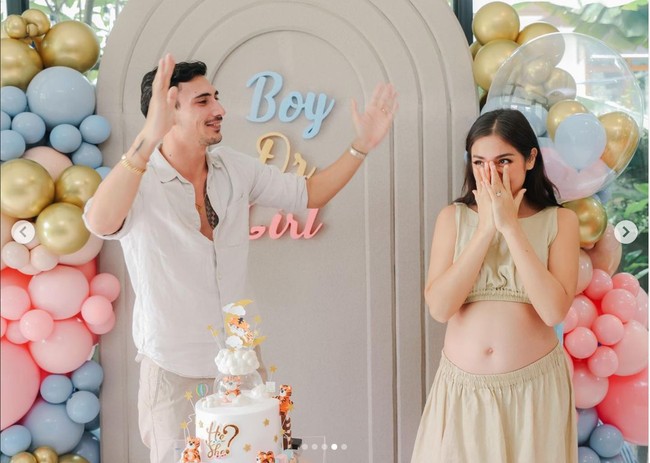 Melihat baby bump di perut Jessica yang sudah membesar, tak sedikit netizen yang dibuat bertanya-tanya dan penasaran dengan usia kehamilannya. Baru berapa bulan?, tulis salah satu komentar. Perasaan baru kemaren posting tes positif..skrng dah segede gitu yak, tambah komentar lain. Bru 1 blan ko dah segede itu yah, prasaan aku waktu hamil 4 blan baru keliatan, komentar lainnya. Foto: Instagram