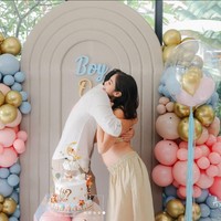 Sementara beberapa netizen sibuk dengan usia kehamilan Jessica, beberapa lainnya justru terlihat memberikan ucapan selamat dan memuji penampilan Jessica yang semakin cantik. Ngerasa ga sih ka jedar semenjak sm yg sekarang aura nya terpancar bgt, komentar salah seorang netizen. Foto: Instagram