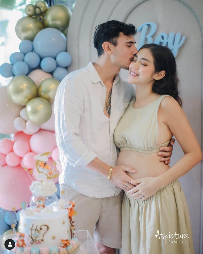 Melalui akun Instagram pribadinya, Jessica Iskandar tampak membagikan foto-foto di acara gender reveal yang baru saja diadakannya. Acara gender reveal itu tampak dihadiri oleh keluarga dan kerabat dekat dari Jessica dan Vincent. Foto: Instagram