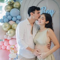 Melalui akun Instagram pribadinya, Jessica Iskandar tampak membagikan foto-foto di acara gender reveal yang baru saja diadakannya. Acara gender reveal itu tampak dihadiri oleh keluarga dan kerabat dekat dari Jessica dan Vincent. Foto: Instagram