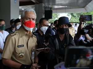 Peringkat 2 Besar dalam 4 Survei, Ganjar Siap Nyapres?
