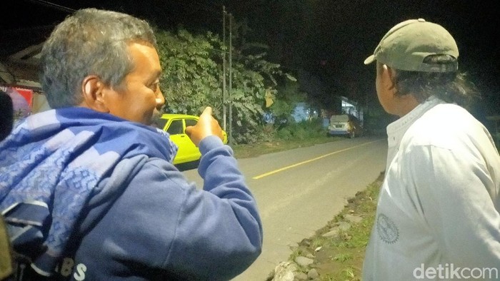 Lava pijar tampak menyala di puncak Gunung Semeru. Warga merasa lega melihat lava keluar sedikit demi sedikit.