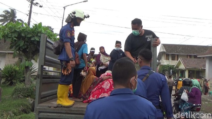 Terdengar informasi ada getaran banjir dari Gunung Semeru. Puluhan warga Sumberwuluh, Kecamatan Candipuro, Lumajang dievakuasi ke tempat yang lebih aman.