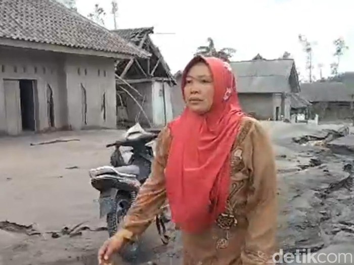Nur Hasanah (46) tak mampu menahan tangis saat melihat rumahnya yang hancur terdampak erupsi Gunung Semeru. Ia merupakan warga Dusun Umbulan, Desa Supiturang, Kecamatan Pronojiwo, Lumajang.