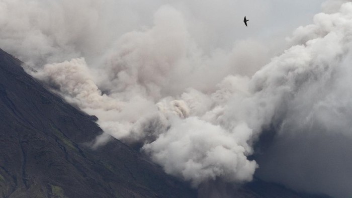 GUNUNG SEMERU KEMBALI MELUNCURKAN AWAN PANAS Awan panas meluncur dari kawah Gunung Semeru terlihat dari Pronojiwo, Lumajang, Jawa Timur, Senin (6/12/2021). Pusat Vulkanologi Mitigasi Bencana Geologi (PVMBG) mencatat Gunung Semeru kembali mengeluarkan awan panas dengan jarak luncur sejauh 2,5 kilometer dan mengarah ke Besuk Kobokan. ANTARA FOTO/Ari Bowo Sucipto/wsj.