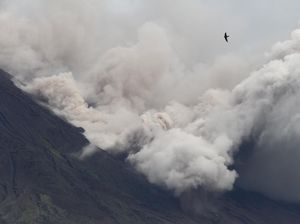 Gunung Semeru Kembali Luncurkan Awan Panas
