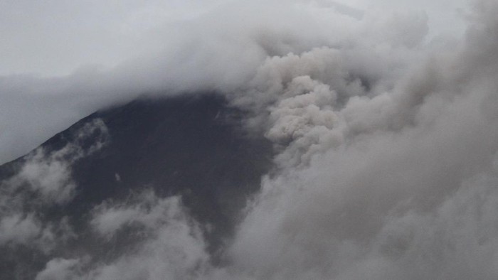 GUNUNG SEMERU KEMBALI MELUNCURKAN AWAN PANAS Awan panas meluncur dari kawah Gunung Semeru terlihat dari Pronojiwo, Lumajang, Jawa Timur, Senin (6/12/2021). Pusat Vulkanologi Mitigasi Bencana Geologi (PVMBG) mencatat Gunung Semeru kembali mengeluarkan awan panas dengan jarak luncur sejauh 2,5 kilometer dan mengarah ke Besuk Kobokan. ANTARA FOTO/Ari Bowo Sucipto/wsj.