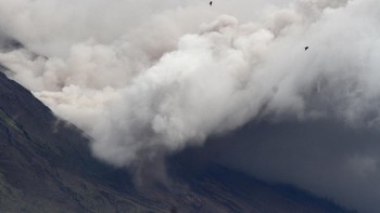 1. Indonesia: Indonesia memang kerap mengalami letusan gunung berapi, salah satu yang terdahsyat di dunia adalah meletusnya gunung Tambora atau Krakatau. Merapi, Sinabung sampai Semeru pun terus aktif saat ini. Foto: ANTARA FOTO/ARI BOWO SUCIPTO