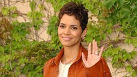 Potret Halle Berry saat promo film James Bond Die Another Day. (Foto: Getty Images/Carlos Alvarez)