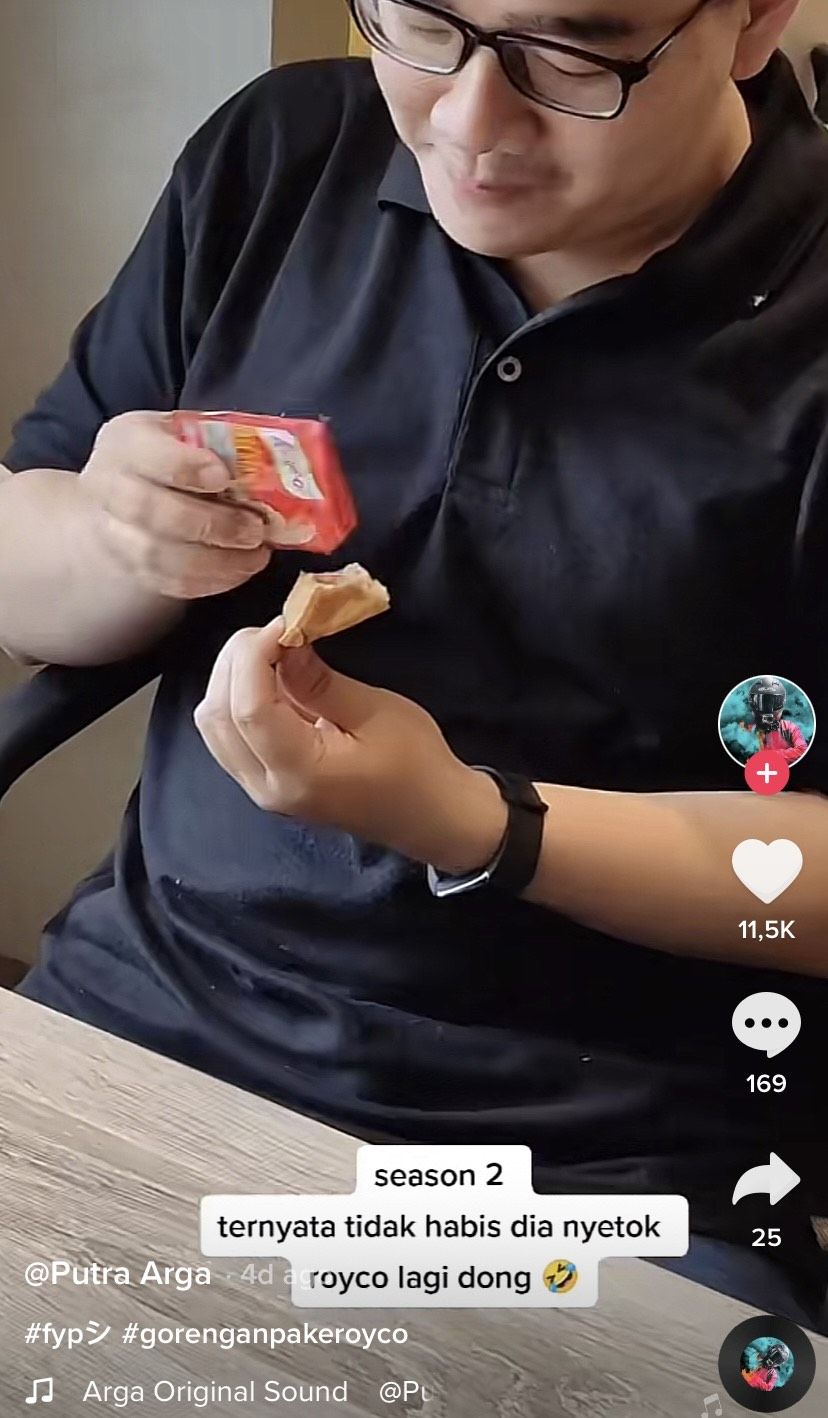 Hobi Makan Gorengan Ditaburi Kaldu Rasa Ayam, Netizen Ini Bilang Rasanya Enak