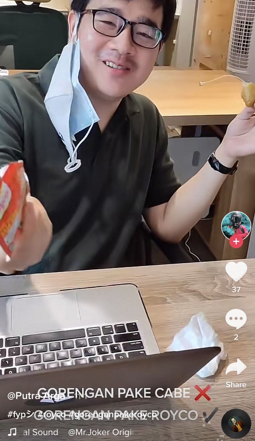 Hobi Makan Gorengan Ditaburi Kaldu Rasa Ayam, Netizen Ini Bilang Rasanya Enak