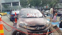 Ada mobil keluarga yang cukup unik di IAM x IIMS Motobike Show 2021 yang berlangsung pekan lalu di Senayan Park, Jakarta Pusat. Mobilio ini tampak karatan, ceper, dan jadi konten ngeprank tukang cuci mobil. Foto: Ridwan Arifin