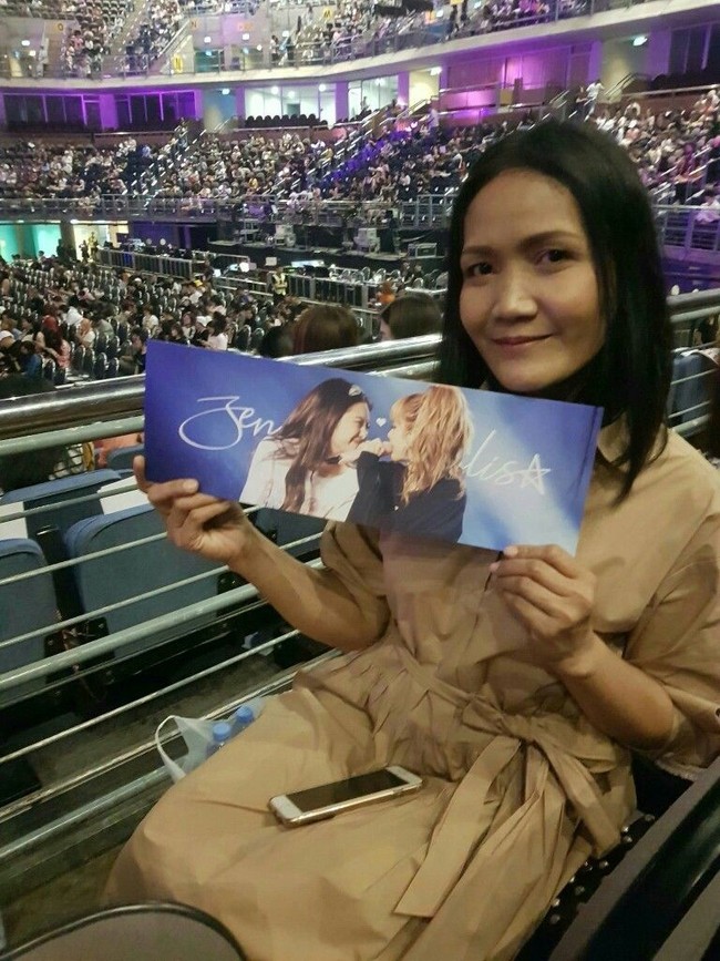 Ibu Lisa BLACKPINK dikenal suportif dan sering menonton konser BLACKPINK. Baru-baru ini, Lisa mengungkap reaksi ibunya yang menangis saat menonton video klip lagu debut solonya ‘LALISA’. Foto: dok. Twitter