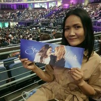 Ibu Lisa BLACKPINK dikenal suportif dan sering menonton konser BLACKPINK. Baru-baru ini, Lisa mengungkap reaksi ibunya yang menangis saat menonton video klip lagu debut solonya ‘LALISA’. Foto: dok. Twitter