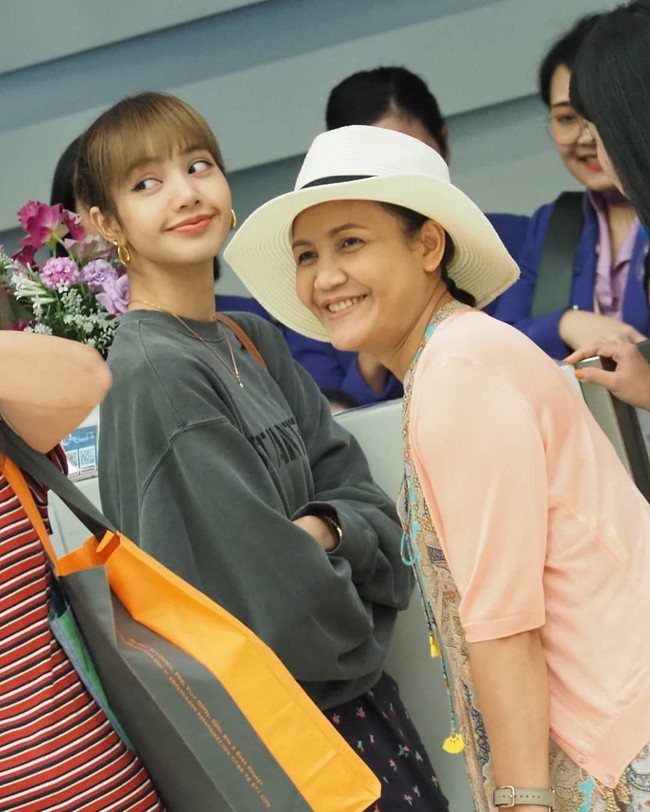 Dengan jadwal yang padat, Lisa BLACKPINK diketahui jarang pulang ke negara asalnya. Sang ibu pun menghampirinya saat Lisa berada di Paris untuk menghadiri Paris Fashion Week, namun absen karena dilarang agensi. Foto: dok. Twitter
