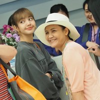Dengan jadwal yang padat, Lisa BLACKPINK diketahui jarang pulang ke negara asalnya. Sang ibu pun menghampirinya saat Lisa berada di Paris untuk menghadiri Paris Fashion Week, namun absen karena dilarang agensi. Foto: dok. Twitter