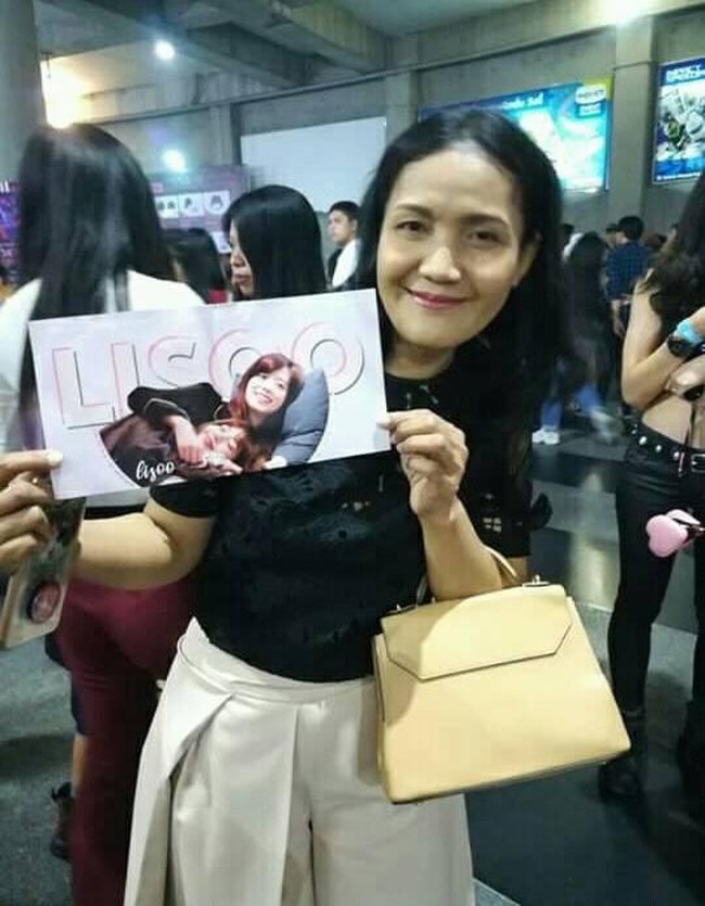 Dalam wawancara lain, Lisa BLACKPINK mengungkap bahwa dirinya akan menelpon sang ibu setiap kali merasa gundah. Foto: dok. Twitter