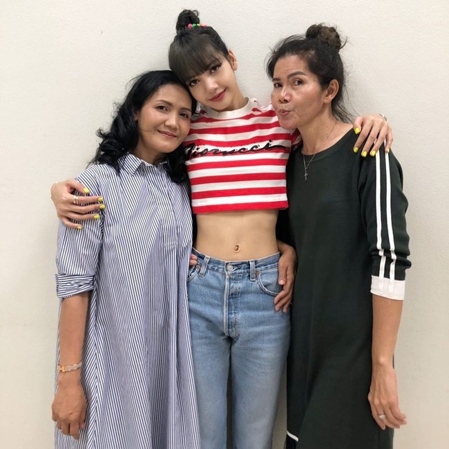 “Dia sudah menunggu ini begitu lama, jadi ya, ini air mata bahagia,” kata Lisa BLACKPINK saat berada di Los Angeles dan menjadi bintang tamu Zach Sang Show. Foto: dok. Twitter