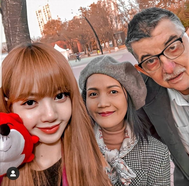 Lisa BLACKPINK tinggal jauh dari orang tuanya di Thailand. Meskipun begitu, Lisa mendapat dukungan besar dari orang-orang di sekitarnya terutama sang ibu. Foto: dok. Twitter