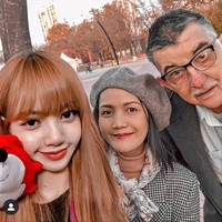 Lisa BLACKPINK tinggal jauh dari orang tuanya di Thailand. Meskipun begitu, Lisa mendapat dukungan besar dari orang-orang di sekitarnya terutama sang ibu. Foto: dok. Twitter