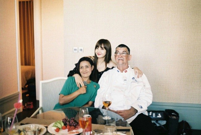 Lisa BLACKPINK adalah anak tunggal yang dibesarkan ibu dan ayah tirinya yang berasal dari Swiss. Ibunya diketahui bernama Chitthip Brüschweiler. Foto: dok. Twitter