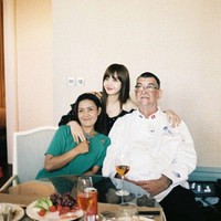 Lisa BLACKPINK adalah anak tunggal yang dibesarkan ibu dan ayah tirinya yang berasal dari Swiss. Ibunya diketahui bernama Chitthip Brüschweiler. Foto: dok. Twitter
