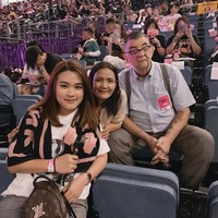 Ayah dan ibu Lisa BLACKPINK pernah tampil dalam variety show BLACKPINK House. Saat itu, keduanya memberikan kejutan dan menyiapkan makan siang untuk Lisa dan personel BLACKPINK lainnya. Foto: dok. Twitter