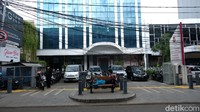Juru parkir di sekitar lokasi mengeluhkan adanya tiang itu.