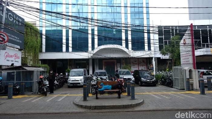 Ini Tiang di Trotoar Jaksel yang Viral Dikeluhkan Pengendara Mobil Viral di media sosial keluhan pengendara mobil soal adanya tiang-tiang trotoar jalan di Jakarta menyebabkan sulitnya menemukan lokasi parkir. Seperti apa penampakannya?