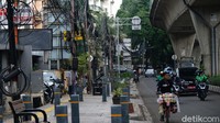 Dari video yang viral itu dinarasikan oleh seorang pengemudi mobil yang berkomentar bahwa adanya tiang-tiang itu membuatnya sulit mengakses lokasi parkir.