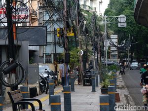 Wagub DKI Ungkap Maksud Ada Tiang di Trotoar yang Dikeluhkan Pengendara